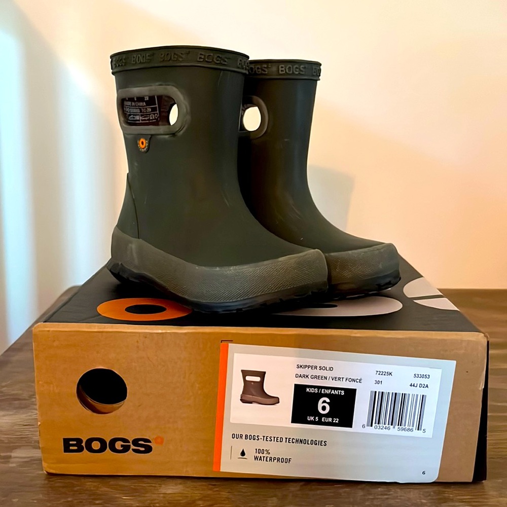 COPY - Bogs waterproof pull on toddler boots size 6.